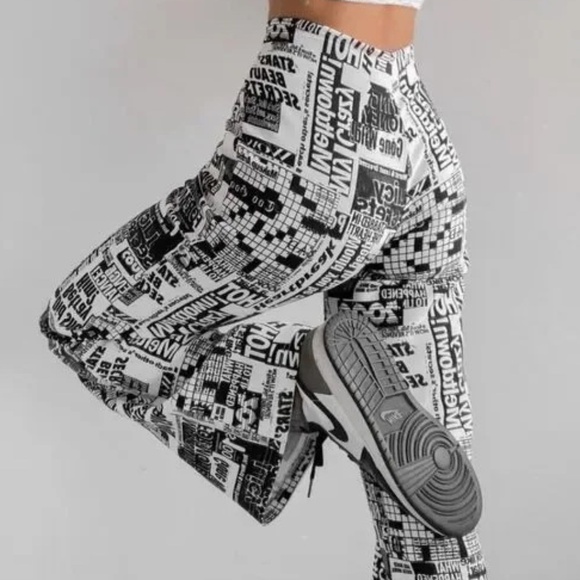 UO Urban Outfitters Newspaper Print Flare Black & White Pants | Retro Y2K Size M - Picture 11 of 11